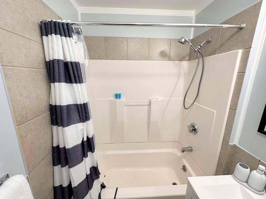 Like 4-Star Hotel, But Cheaper! Pawtucket Buitenkant foto