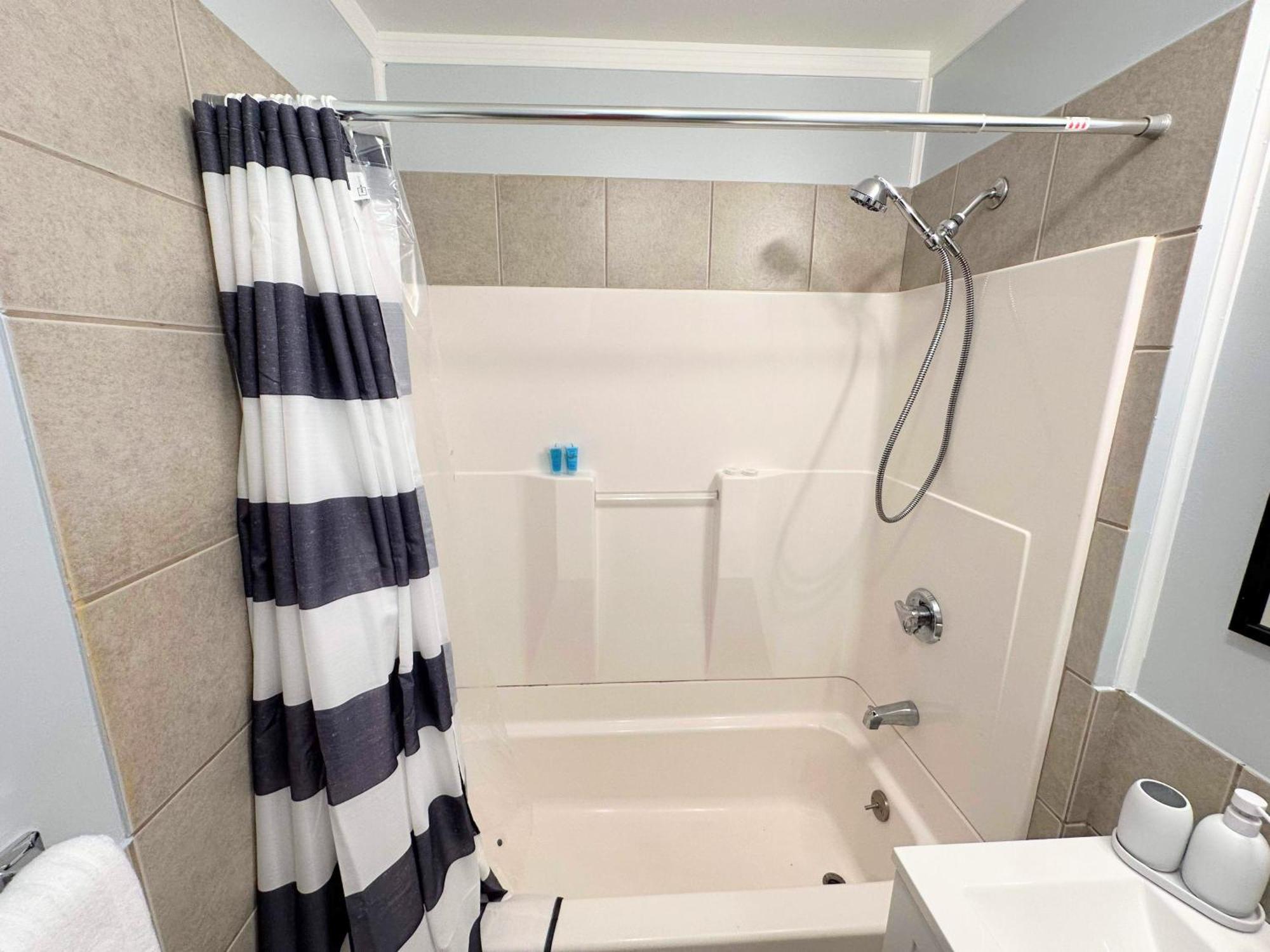 Like 4-Star Hotel, But Cheaper! Pawtucket Buitenkant foto